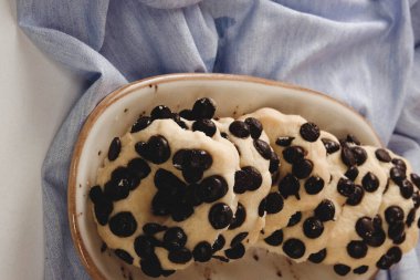 Koyu çikolata parçaları ile tanımlama