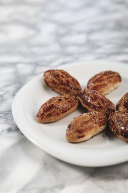 Koyu çikolata parçaları ile tanımlama