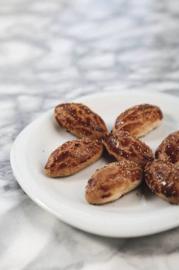 Koyu çikolata parçaları ile tanımlama