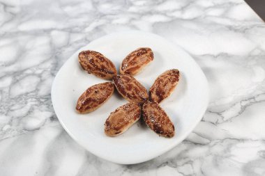 Koyu çikolata parçaları ile tanımlama