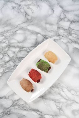 Koyu çikolata parçaları ile tanımlama