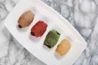 Koyu çikolata parçaları ile tanımlama