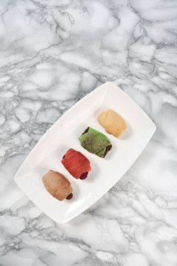 Koyu çikolata parçaları ile tanımlama