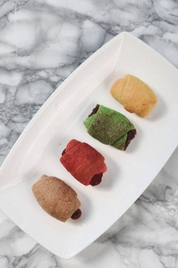 Koyu çikolata parçaları ile tanımlama