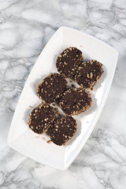 Koyu çikolata parçaları ile tanımlama