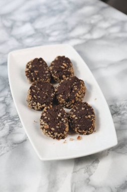 Koyu çikolata parçaları ile tanımlama