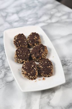 Koyu çikolata parçaları ile tanımlama