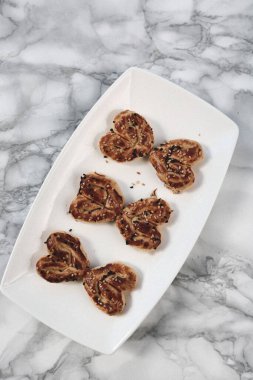 Koyu çikolata parçaları ile tanımlama