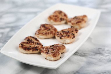 Koyu çikolata parçaları ile tanımlama