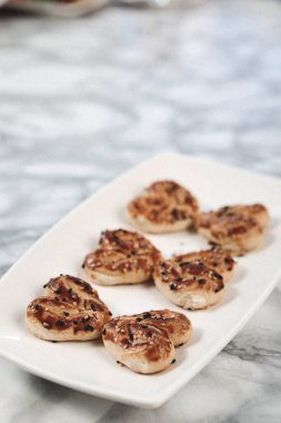 Koyu çikolata parçaları ile tanımlama