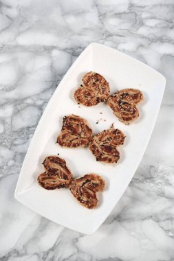 Koyu çikolata parçaları ile tanımlama