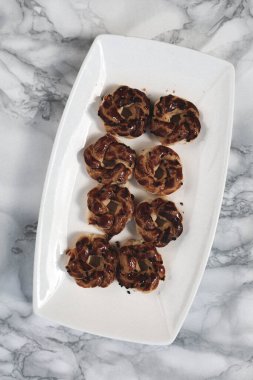 Koyu çikolata parçaları ile tanımlama