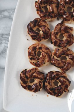 Koyu çikolata parçaları ile tanımlama