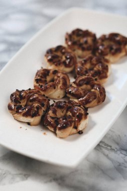 Koyu çikolata parçaları ile tanımlama