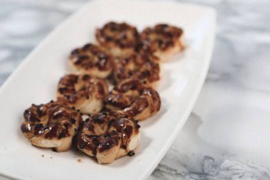 Koyu çikolata parçaları ile tanımlama