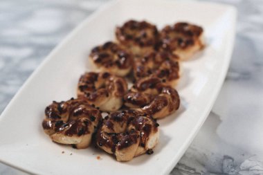 Koyu çikolata parçaları ile tanımlama