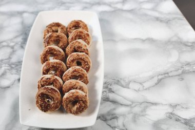 Koyu çikolata parçaları ile tanımlama