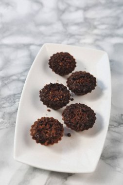 Koyu çikolata parçaları ile tanımlama
