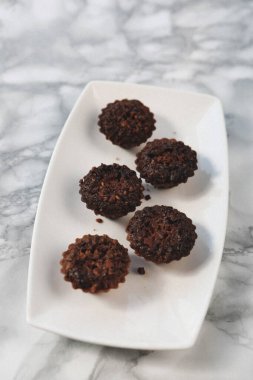 Koyu çikolata parçaları ile tanımlama