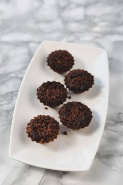 Koyu çikolata parçaları ile tanımlama