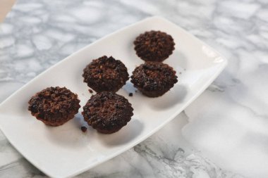 Koyu çikolata parçaları ile tanımlama