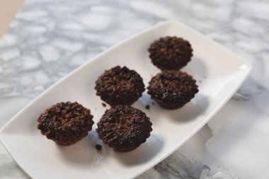 Koyu çikolata parçaları ile tanımlama