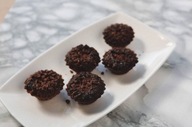 Koyu çikolata parçaları ile tanımlama