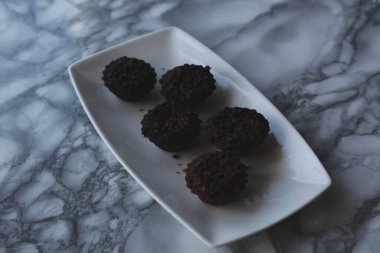 Koyu çikolata parçaları ile tanımlama