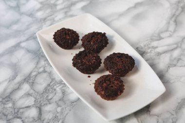 Koyu çikolata parçaları ile tanımlama