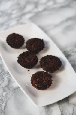 Koyu çikolata parçaları ile tanımlama