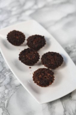 Koyu çikolata parçaları ile tanımlama