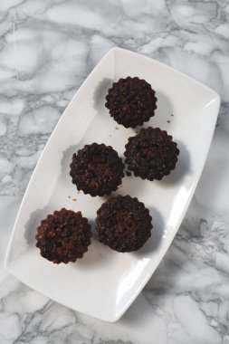 Koyu çikolata parçaları ile tanımlama