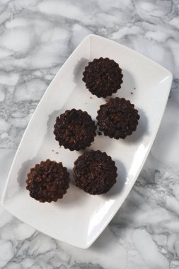 Koyu çikolata parçaları ile tanımlama