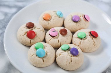 Koyu çikolata parçaları ile tanımlama