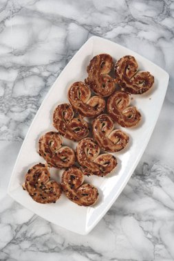 Koyu çikolata parçaları ile tanımlama