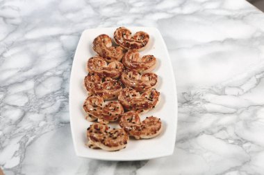 Koyu çikolata parçaları ile tanımlama