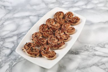 Koyu çikolata parçaları ile tanımlama