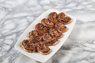 Koyu çikolata parçaları ile tanımlama