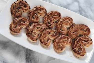 Koyu çikolata parçaları ile tanımlama