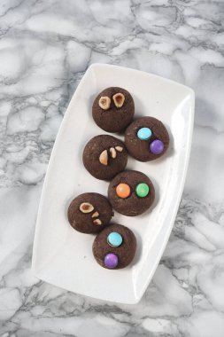 Koyu çikolata parçaları ile tanımlama