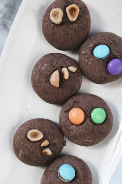 Koyu çikolata parçaları ile tanımlama