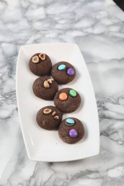 Koyu çikolata parçaları ile tanımlama