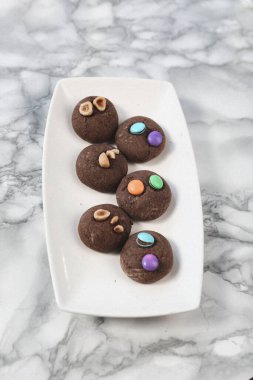 Koyu çikolata parçaları ile tanımlama