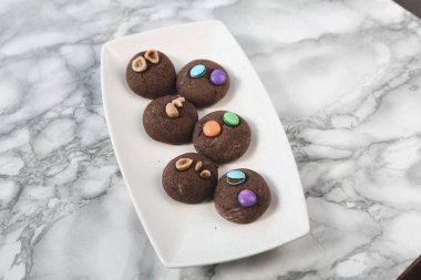 Koyu çikolata parçaları ile tanımlama