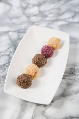 Koyu çikolata parçaları ile tanımlama