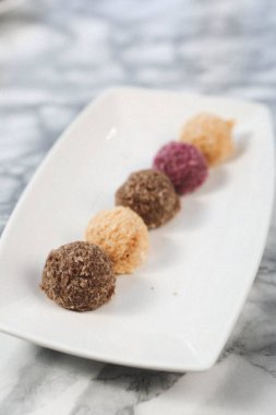 Koyu çikolata parçaları ile tanımlama