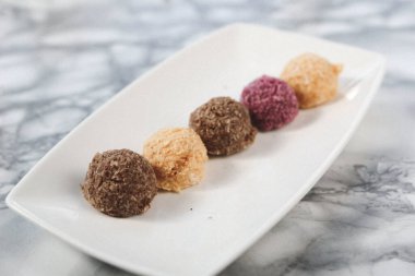 Koyu çikolata parçaları ile tanımlama