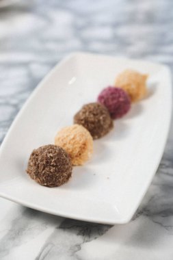 Koyu çikolata parçaları ile tanımlama