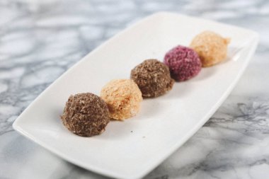 Koyu çikolata parçaları ile tanımlama