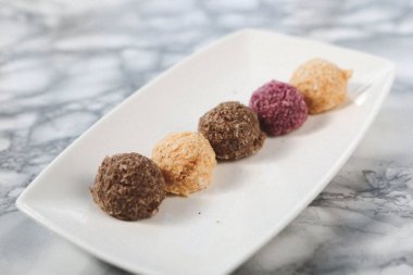 Koyu çikolata parçaları ile tanımlama